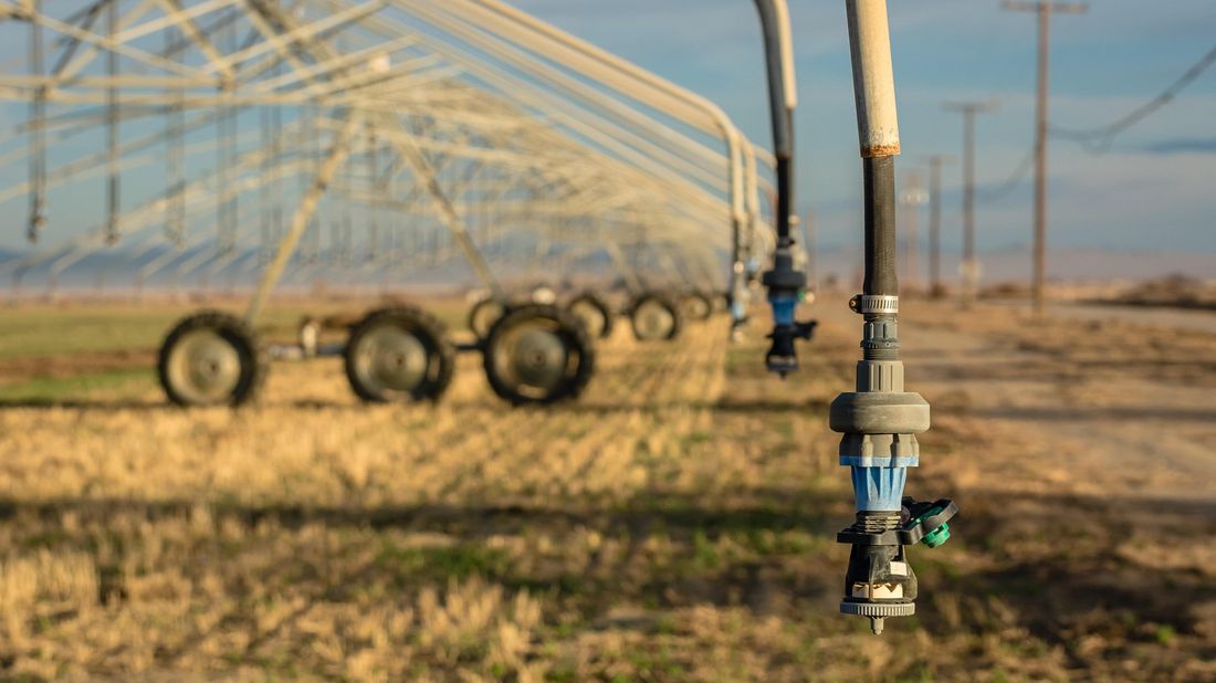 Système d'irrigation par pivot central sur une parcelle agricole