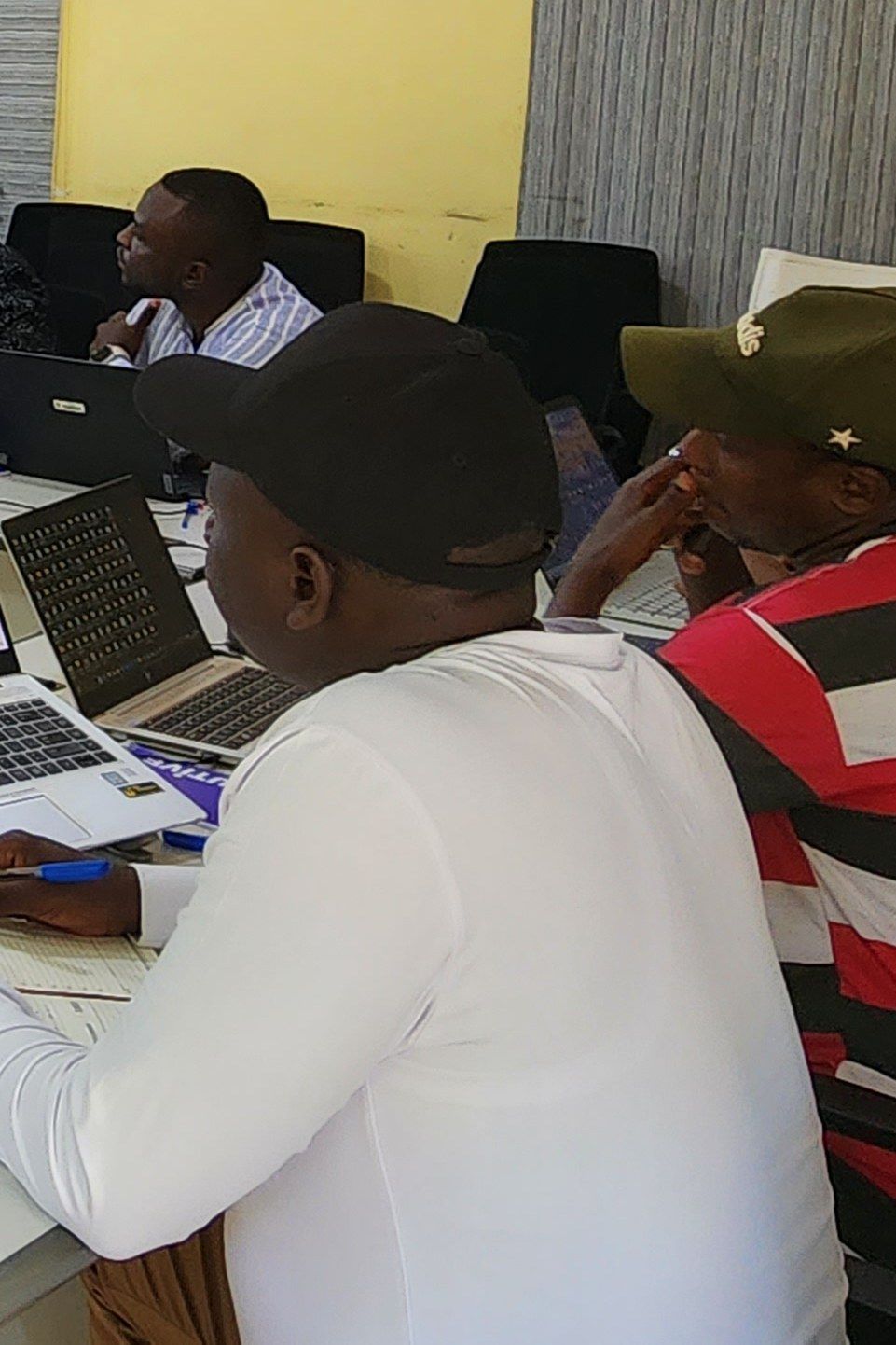 Équipe en séance de travail lors d'un atelier de gestion de projet