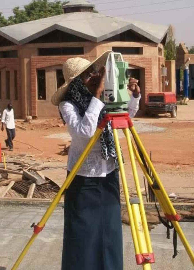 Travaux topographiques sur le terrain — relevé au tachéomètre
