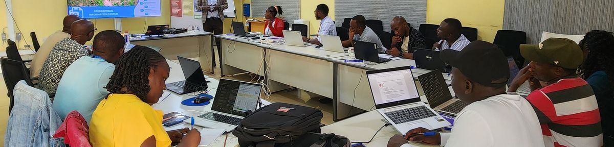 Séance de formation SIG en salle, avec ordinateurs portables