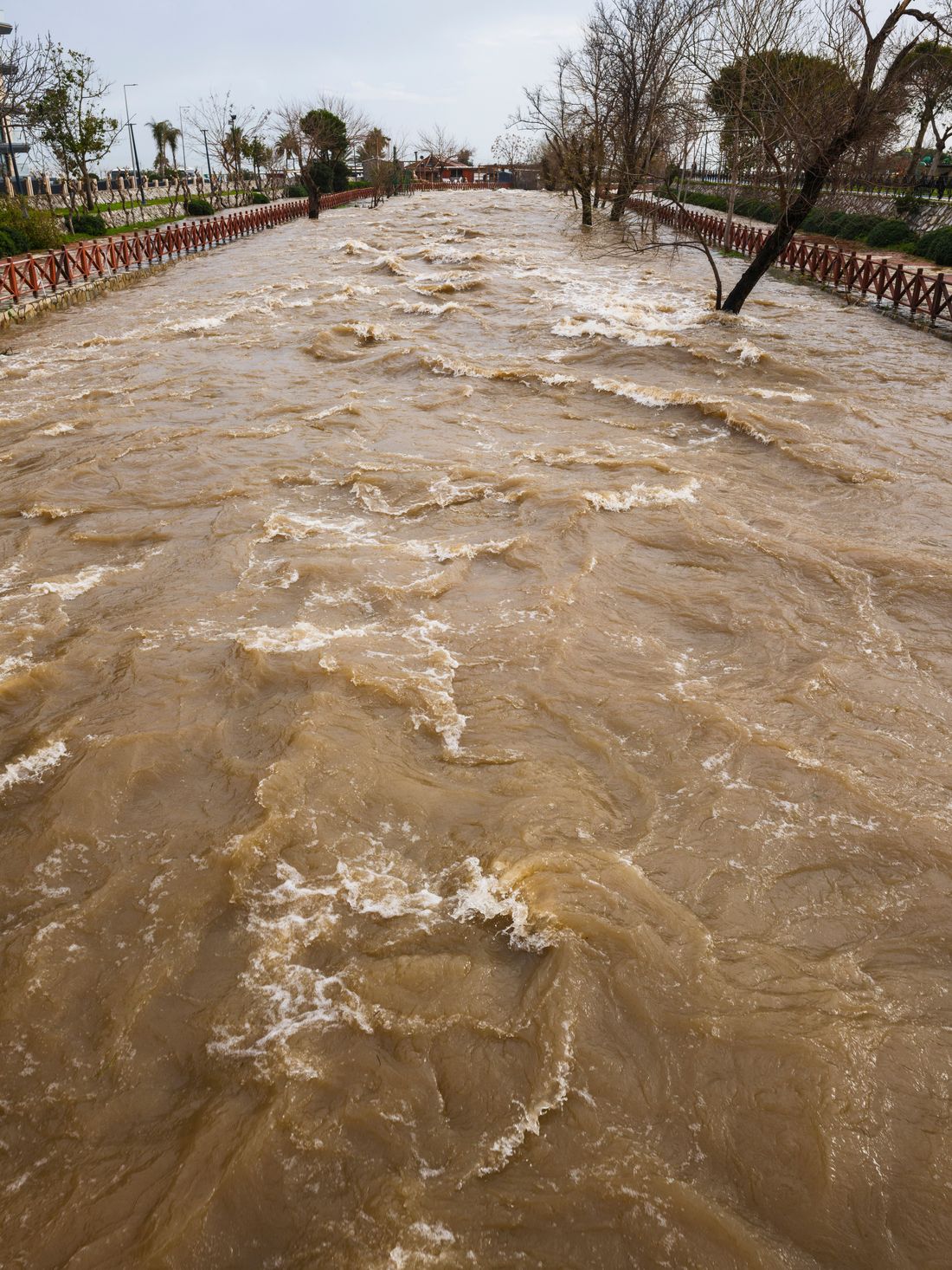 Zone urbaine inondée, illustrant les risques traités en hydrologie et gestion des crues