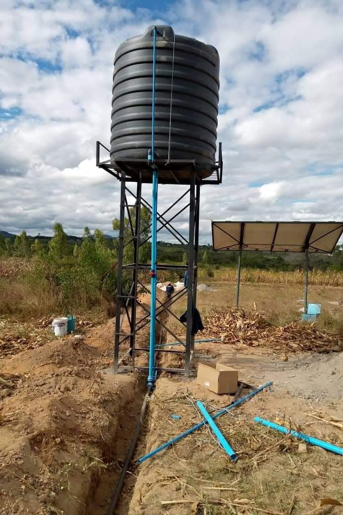 Château d'eau en construction, alimenté par pompage solaire